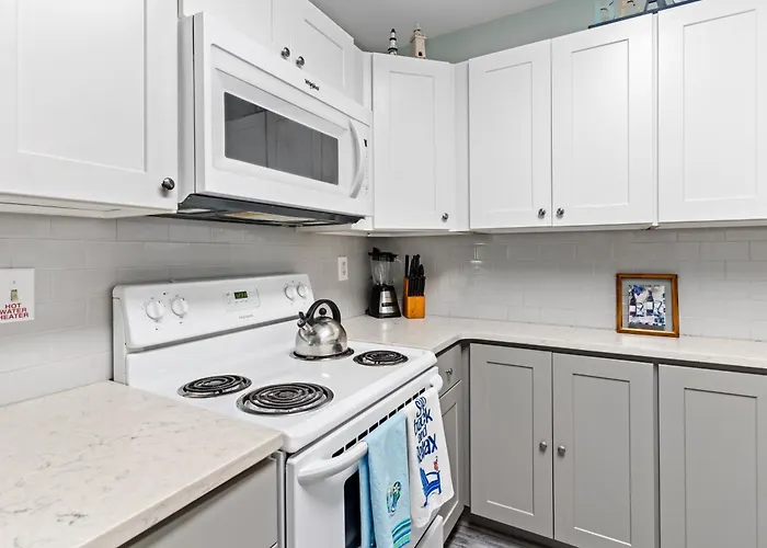 Holiday home North Oc 2br W Pool, Private Hot Tub & Views Of Fenwick Lighthouse *